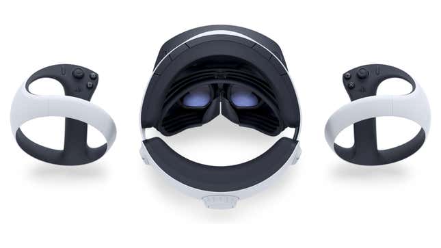 Il visore e i controller PSVR2 sono posizionati su uno sfondo bianco. 